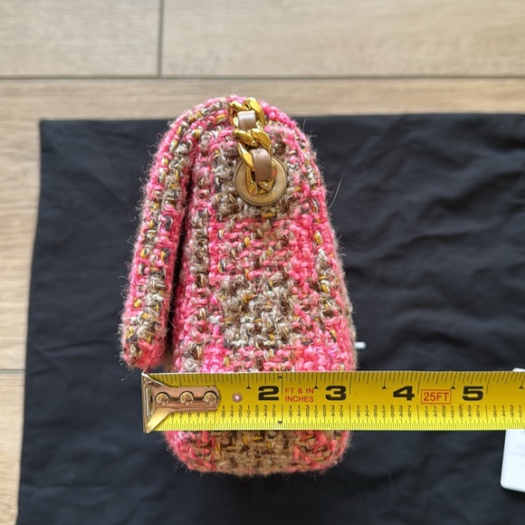 Chanel 22K pink beige tweed flap handbag with AGED hardware - Picture 6 of 13